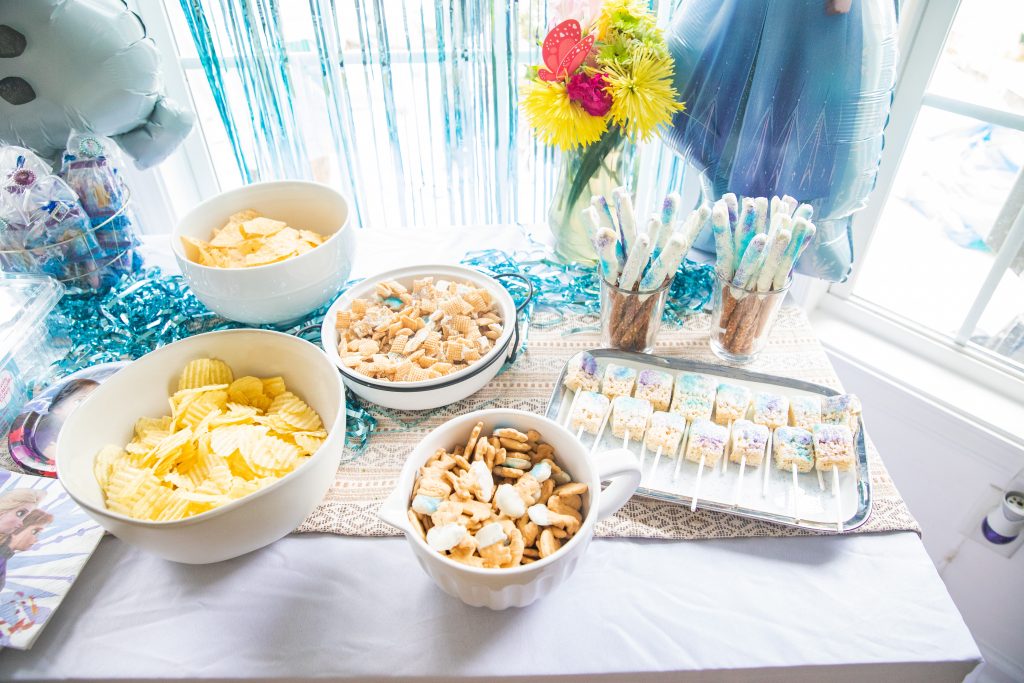 Frozen Fourth Birthday party table setup