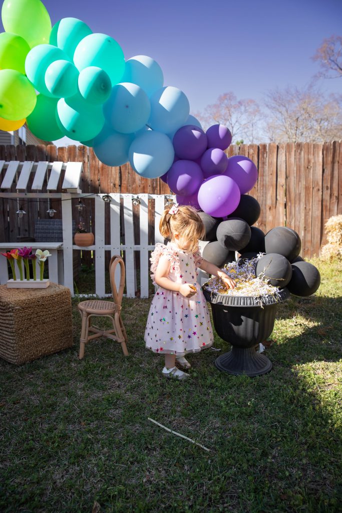 Kids Market St. Patrick's Day Pot Of Gold rainbow balloon arch
