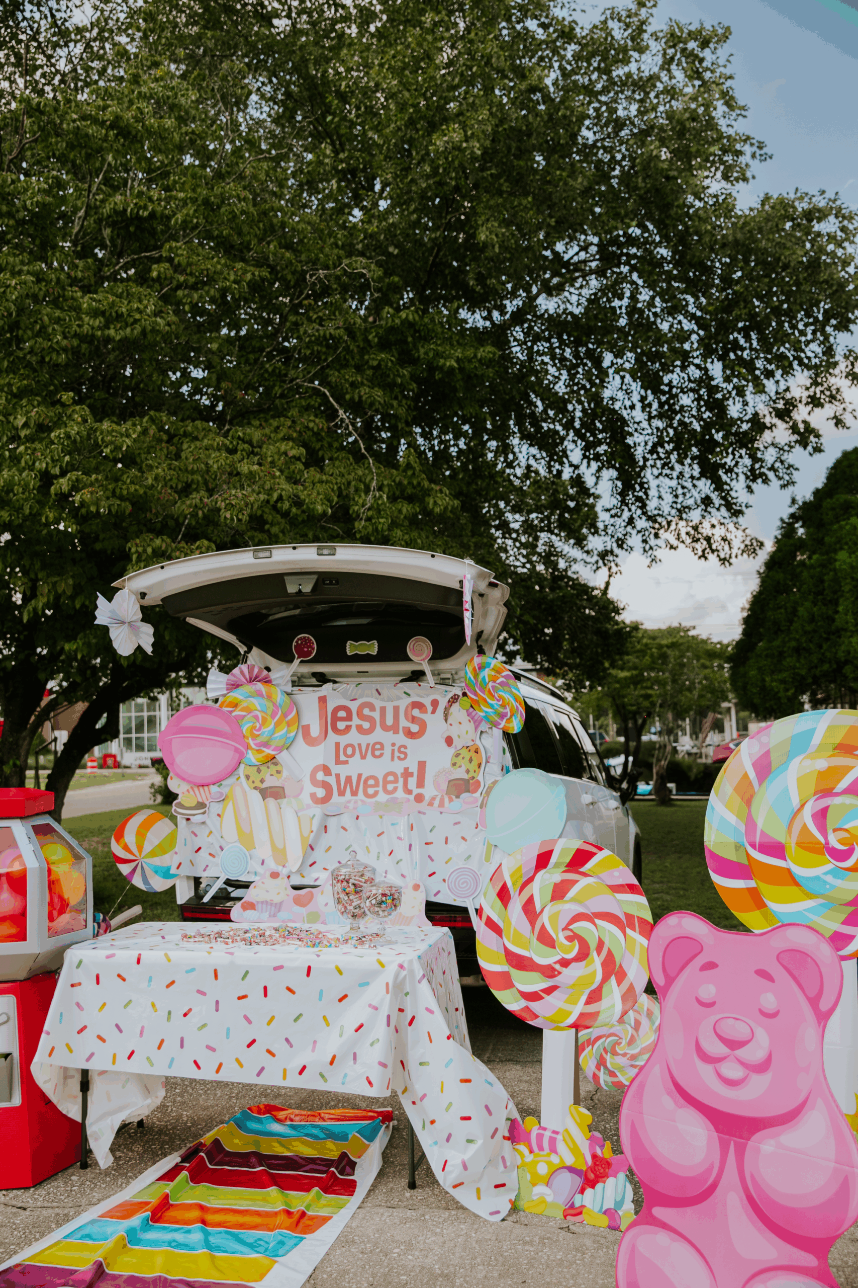 Jesus' love is sweet Trunk or Treat setup