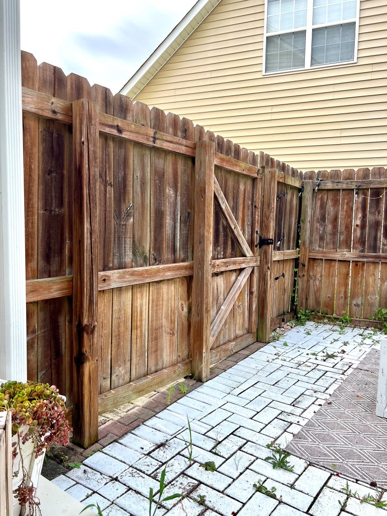 Nicki Odom's outdoor patio before the DIY flowering boxwood installation