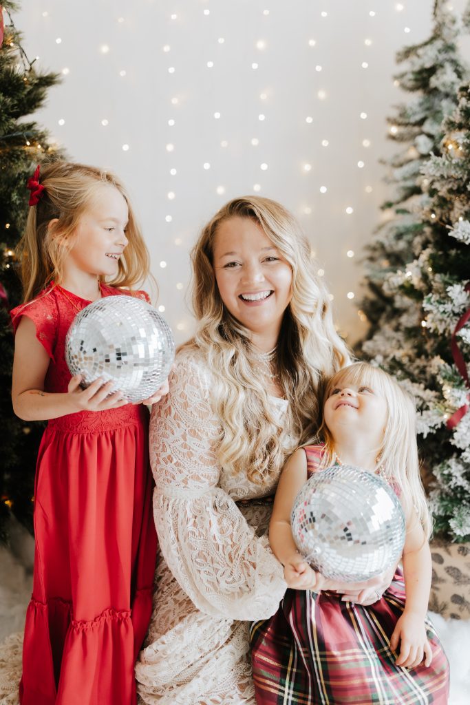 Nicki Odom with daughters in family Christmas photoshoot